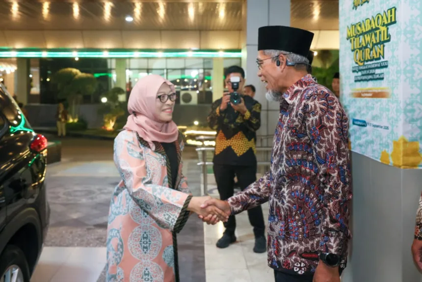 Sekda Jateng menyambut kedatangan undangan jelang pembukaan MTQ Nasional 2026