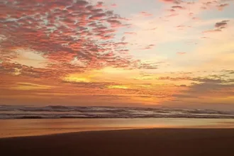 Kawasan Pantai Widarapayung di Cilacap menjadi spot yang cocok untuk menikmati sunset pada sore hari. (Dok Mercusuarnews.co)