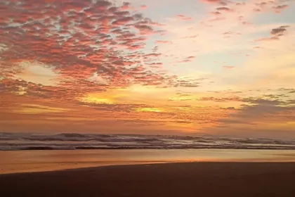 Kawasan Pantai Widarapayung di Cilacap menjadi spot yang cocok untuk menikmati sunset pada sore hari. (Dok Mercusuarnews.co)