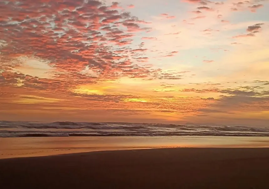Kawasan Pantai Widarapayung di Cilacap menjadi spot yang cocok untuk menikmati sunset pada sore hari. (Dok Mercusuarnews.co)