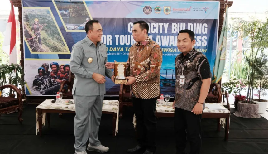 Plt. Bupati Pemalang, Nurkholes membuka kegiatan Capacity Building for Tourism Awareness bertema “Sumber Daya Tangguh, Pariwisata Tumbuh” di Pendopo Dinas Pariwisata dan Kebudayaan (Disparbud)