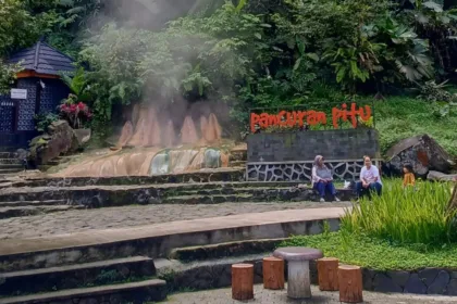 Keunikan Pancuran Pitu Baturraden yang terletak di lereng Gunung Slamet. (Foto: Dok Mercusuarnews.co)