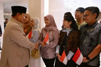 Presiden Republik Indonesia Prabowo Subianto tiba di tempatnya bermalam di New Delhi, India, pada Jumat (11/9/2026). Presisen disambut hangat pejabat negara, jajaran KBRI New Delhi, serta puluhan mahasiswa dan diaspora Indonesia.(Foto: BPMI Setpres)