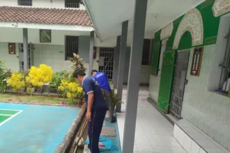 warga binaan Rutan Banjarnegara saat membersihkan lingkungan
