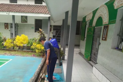 warga binaan Rutan Banjarnegara saat membersihkan lingkungan