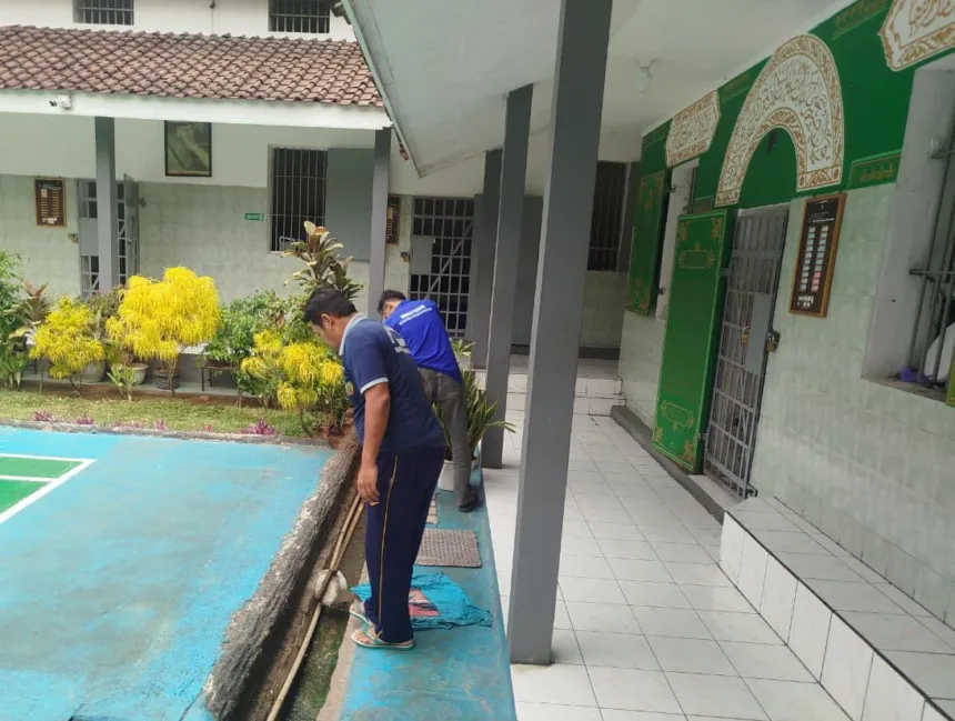 warga binaan Rutan Banjarnegara saat membersihkan lingkungan