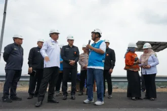 Senior Manager PLN Indonesia Power UBP Mrica Wasis Jati Waskitho (Rompi Biru) sedang berbincang dengan Irjen Pol Chaidir, terkait pemanfaatan waduk PLTA PB Soedirman.