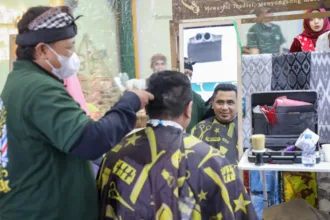 Gus Yasin ikut potong rambut gratis saat kunjungi Bazar UMKM di MTQ Nasional