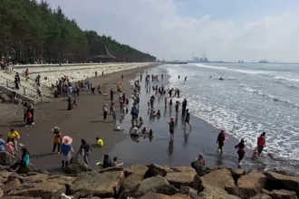 Obyek Wisata Pantai Kemiren Cilacap. (Foto: Dok Mercusuarnews.co)