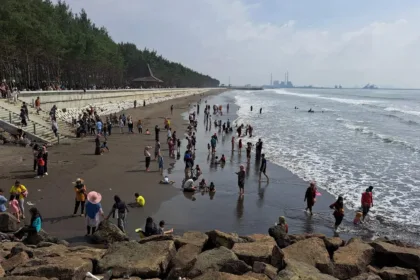 Obyek Wisata Pantai Kemiren Cilacap. (Foto: Dok Mercusuarnews.co)