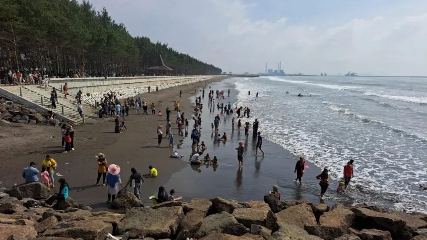 Obyek Wisata Pantai Kemiren Cilacap. (Foto: Dok Mercusuarnews.co)