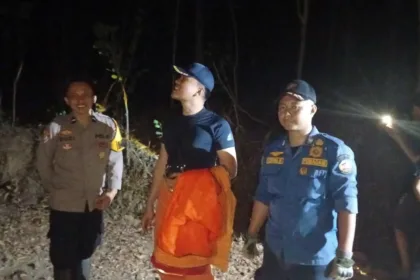 Kebakaran lahan melanda area seluas sekitar 50 ubin di Desa Kaliwedi, Kecamatan Kebasen, Minggu (13/9/2026) petang berhasil dipadamkan petugas gabungan.(Foto: Polresta Banyumas)