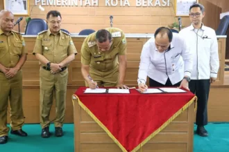 Prosesi penandatanganan Berita Acara Serah Terima barang rampasan negara berupa tujuh bidang tanah senilai Rp3,65 miliar kepada Pemerintah Kota Bekasi.(Foto: KPK)