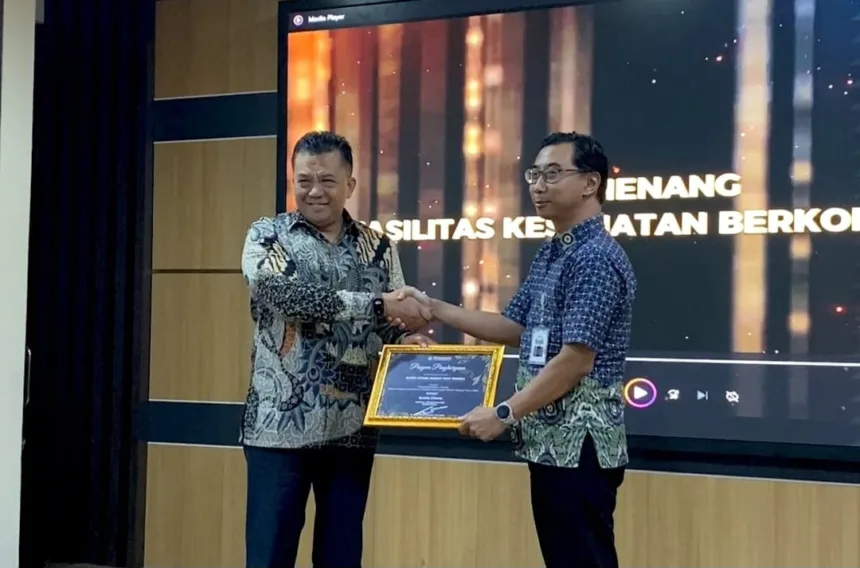 Komisaris Klinik Ibunda Abi Darwis saat menerima penghargaan