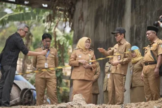Bupati Lilis Nuryani memantau langsung progres perbaikan dan pembangunan sejumlah ruas jalan serta jembatan di wilayah Kabupaten Kebumen.(Foto: Prokompim Setda Kebumen)