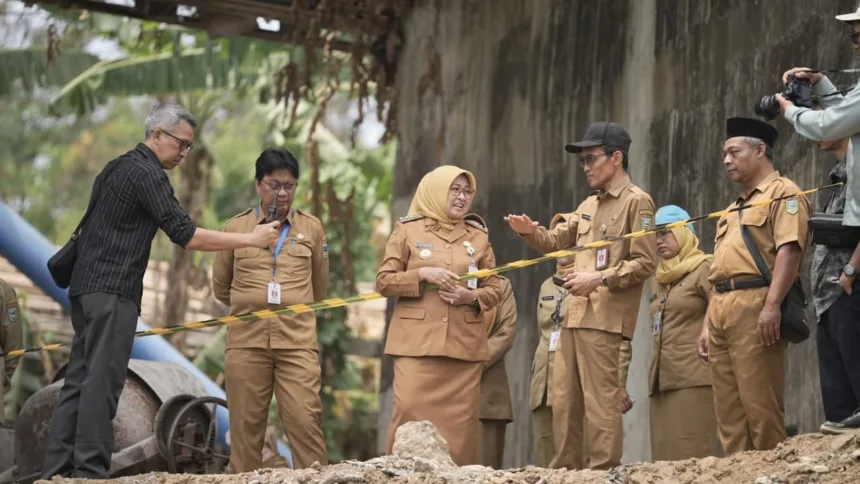 Bupati Lilis Nuryani memantau langsung progres perbaikan dan pembangunan sejumlah ruas jalan serta jembatan di wilayah Kabupaten Kebumen.(Foto: Prokompim Setda Kebumen)