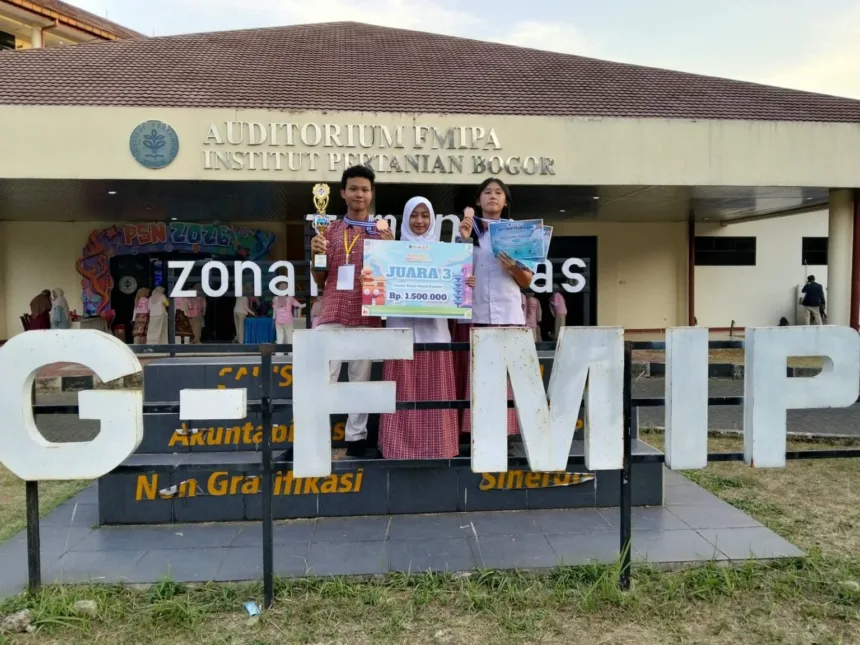 SMA Negeri 2 Cilacap meraih Juara 3 pada Lomba Karya Ilmiah Populer (LKIP) Biokimia dalam ajang Pesta Sains Nasional (PSN) 2026 yang digelar Fakultas Matematika dan Ilmu Pengetahuan Alam (FMIPA) Institut Pertanian Bogor. (Foto: Dok SMA Negeri 2 Cilacap)