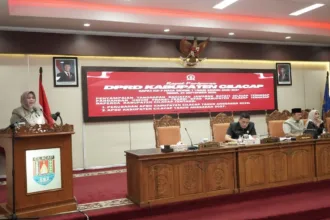 Pj. Sekretaris Daerah Kabupaten Cilacap, Annisa Fabriana, saat membacakan Jawaban Bupati atas Pandangan Umum Fraksi-Fraksi terhadap Raperda Perubahan APBD 2026 dan RAPBD 2027 dalam Rapat Paripurna DPRD Cilacap, Senin (14/9/2026).(Foto: Diskominfo Cilacap)