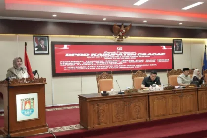 Pj. Sekretaris Daerah Kabupaten Cilacap, Annisa Fabriana, saat membacakan Jawaban Bupati atas Pandangan Umum Fraksi-Fraksi terhadap Raperda Perubahan APBD 2026 dan RAPBD 2027 dalam Rapat Paripurna DPRD Cilacap, Senin (14/9/2026).(Foto: Diskominfo Cilacap)