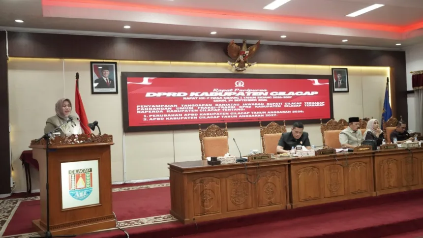 Pj. Sekretaris Daerah Kabupaten Cilacap, Annisa Fabriana, saat membacakan Jawaban Bupati atas Pandangan Umum Fraksi-Fraksi terhadap Raperda Perubahan APBD 2026 dan RAPBD 2027 dalam Rapat Paripurna DPRD Cilacap, Senin (14/9/2026).(Foto: Diskominfo Cilacap)