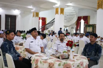 Wagub Jateng Taj Yasin berbagi ilmu kepemimpinan kepada santri Karanganyar. Ia menekankan pentingnya proses belajar, pengamalan ilmu, istiqamah, dan riyadhah