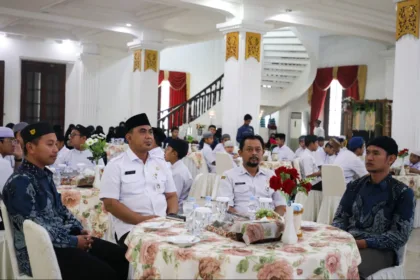 Wagub Jateng Taj Yasin berbagi ilmu kepemimpinan kepada santri Karanganyar. Ia menekankan pentingnya proses belajar, pengamalan ilmu, istiqamah, dan riyadhah