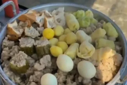 Bumbu kacang yang ‘lekoh’, membuat Raja Siomay diburu oleh pencinta kuliner di Cilacap dan sekitarnya. (Foto: TikTok @raja.siomay.maos)