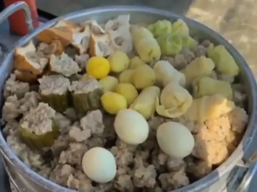 Bumbu kacang yang ‘lekoh’, membuat Raja Siomay diburu oleh pencinta kuliner di Cilacap dan sekitarnya. (Foto: TikTok @raja.siomay.maos)