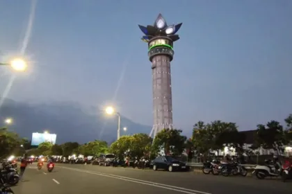 Bunga Tabebuya mulai bermekaran di Menara Teratai Purwokerto. (Foto: Dok Mercusuarnews.co)