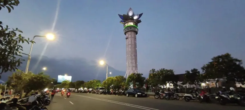 Bunga Tabebuya mulai bermekaran di Menara Teratai Purwokerto. (Foto: Dok Mercusuarnews.co)
