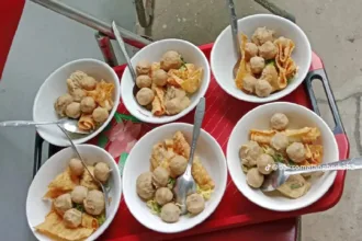 Bakso Malang dan Mie Ayam Berkah Pak Agus, yang sudah legend berjualan sejak 25 tahun lalu. (Sumber: TikTok @baksomalangberkah2)