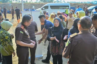 Kejati Jawa Tengah membagikan 150 paket sembako kepada pemulung, petugas, dan pekerja di TPA Winong Banjarnegara dalam kegiatan bakti sosial.