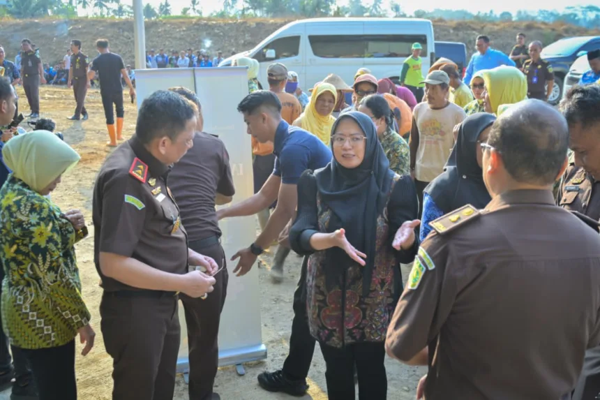 Kejati Jawa Tengah membagikan 150 paket sembako kepada pemulung, petugas, dan pekerja di TPA Winong Banjarnegara dalam kegiatan bakti sosial.