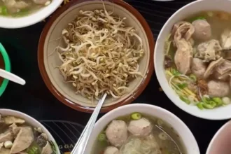 Satu Porsi Bakso Citra Satlantas 2, dengan topping tetelan yang melimpah. (Foto: Dok Mercusuarnews.co)
