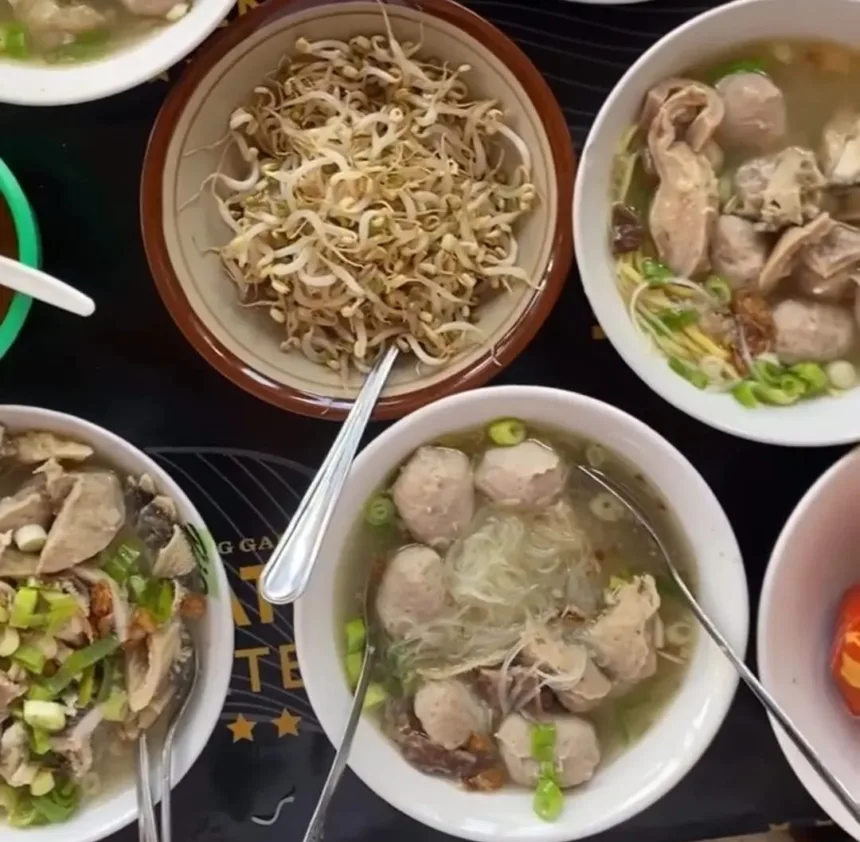Satu Porsi Bakso Citra Satlantas 2, dengan topping tetelan yang melimpah. (Foto: Dok Mercusuarnews.co)
