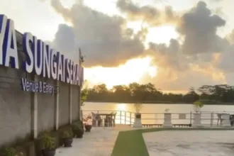 Pemandangan sunset yang menjadi keunggulan kafe Ditepinya Sungai Serayu, Adipala, Cilacap. (Foto: TikTok @di.tepinya.sungai.serayu)