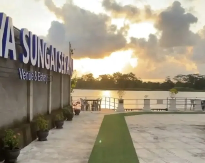 Pemandangan sunset yang menjadi keunggulan kafe Ditepinya Sungai Serayu, Adipala, Cilacap. (Foto: TikTok @di.tepinya.sungai.serayu)
