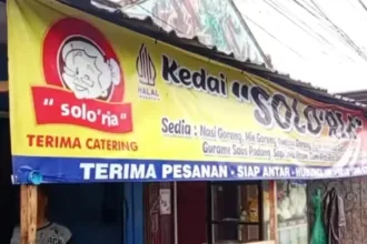 Kedai Solo’ria di Cilacap yang saat ini tengah viral karena kemiripan dengan restoran kenamaan di kota-kota besar. (Foto: TikTok @sukmawati03098)