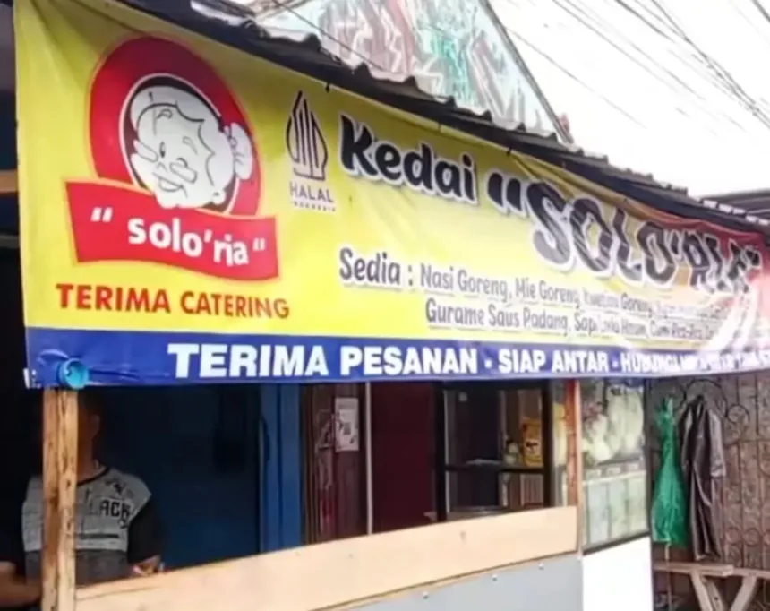 Kedai Solo’ria di Cilacap yang saat ini tengah viral karena kemiripan dengan restoran kenamaan di kota-kota besar. (Foto: TikTok @sukmawati03098)