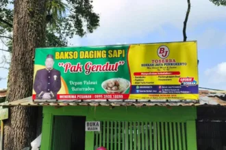 Lokasi Bakso Pak Gendut, berada dekat Pintu Masuk Wana Wisata Baturraden yang sudah menetap selama 30 tahun. (Foto: Dok Mercusuarnews.co)