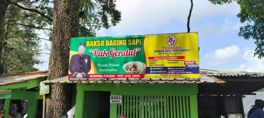Lokasi Bakso Pak Gendut, berada dekat Pintu Masuk Wana Wisata Baturraden yang sudah menetap selama 30 tahun. (Foto: Dok Mercusuarnews.co)