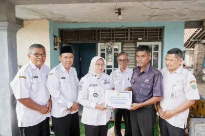 Bupati Lilis mengunjungi rumah keluarga Tino di Desa Jatisari, Kebumen, Rabu (16/9/2026).(Foto: Prokompim Setda Kebumen)