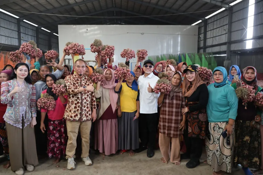 Menteri Koordinator Bidang Pangan Zulkifli Hasan melepas pengiriman ekspor bawang merah asal Kabupaten Brebes, Jawa Tengah, ke Thailand. (Foto: Dinkominfotik Brebes)