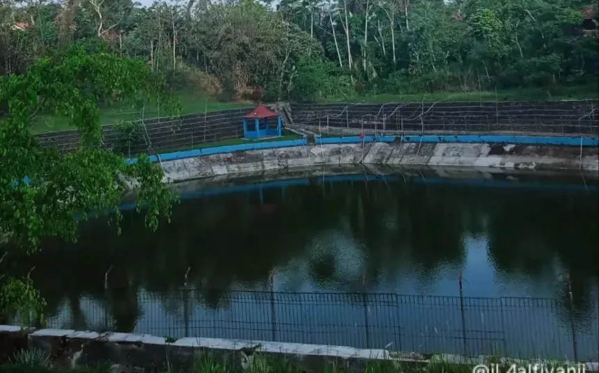 Keindahan Embung Bunter yang terletak di Desa Pamulihan, Karangpucung, Cilacap. (Foto: TikTok @il.4alfiyanii)