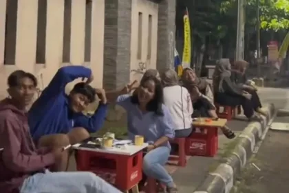 Jalan Perwira atau Blok-M nya Cilacap yang dahulu sepi kini bertransformasi menjadi pusat berkumpulnya anak muda. (Foto: TikTok @kedailituayu)