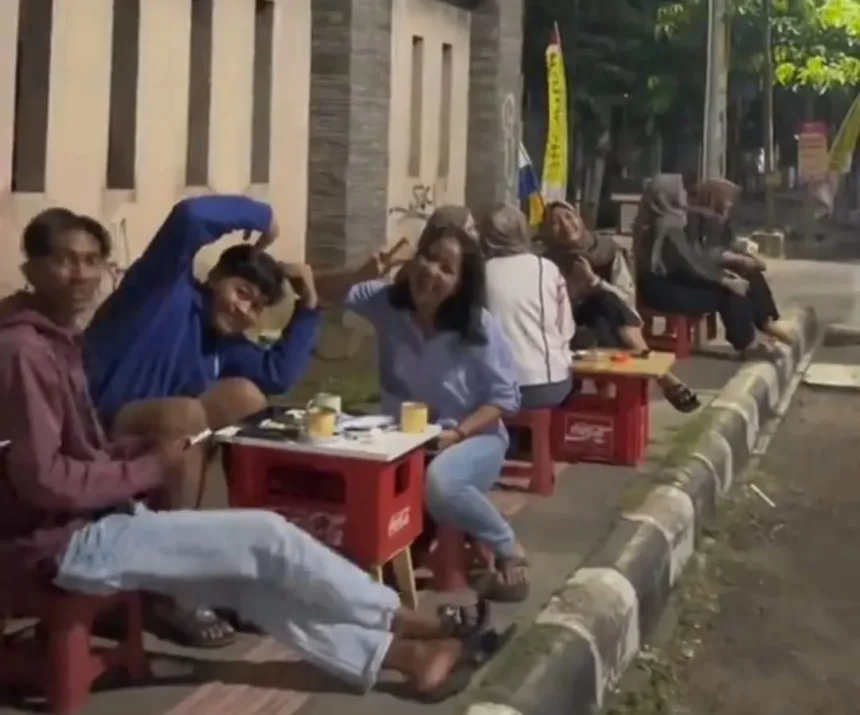 Jalan Perwira atau Blok-M nya Cilacap yang dahulu sepi kini bertransformasi menjadi pusat berkumpulnya anak muda. (Foto: TikTok @kedailituayu)