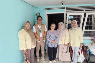 Kepala Dinas Komunikasi dan Informatika (Dinkominfo) Kabupaten Purbalingga, R. Budi Setiawan, S.E., M.Si., bersama kru LPPL Radio Gema Soedirman melakukan kunjungan silaturahmi ke kediaman para tokoh perintis siaran radio pemerintah daerah.(Foto: Dinkominfo Purbalingga)