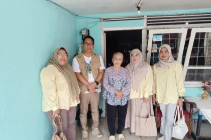 Kepala Dinas Komunikasi dan Informatika (Dinkominfo) Kabupaten Purbalingga, R. Budi Setiawan, S.E., M.Si., bersama kru LPPL Radio Gema Soedirman melakukan kunjungan silaturahmi ke kediaman para tokoh perintis siaran radio pemerintah daerah.(Foto: Dinkominfo Purbalingga)