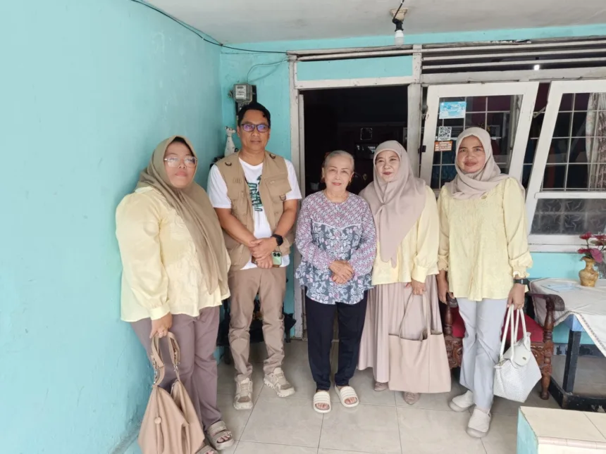 Kepala Dinas Komunikasi dan Informatika (Dinkominfo) Kabupaten Purbalingga, R. Budi Setiawan, S.E., M.Si., bersama kru LPPL Radio Gema Soedirman melakukan kunjungan silaturahmi ke kediaman para tokoh perintis siaran radio pemerintah daerah.(Foto: Dinkominfo Purbalingga)