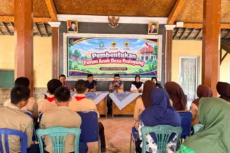 10 pelajar dari jenjang SMP dan SMA resmi dikukuhkan sebagai pengurus Forum Anak Desa Pedagung, Kecamatan Bantarbolang, Kabupaten Pemalang.(Foto: Prokompim Setda Pemalang)